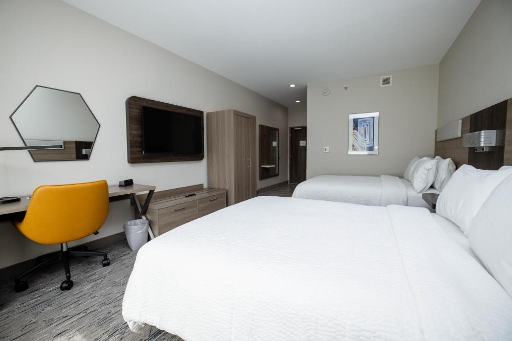 Standard Room with Two Queen Beds interior